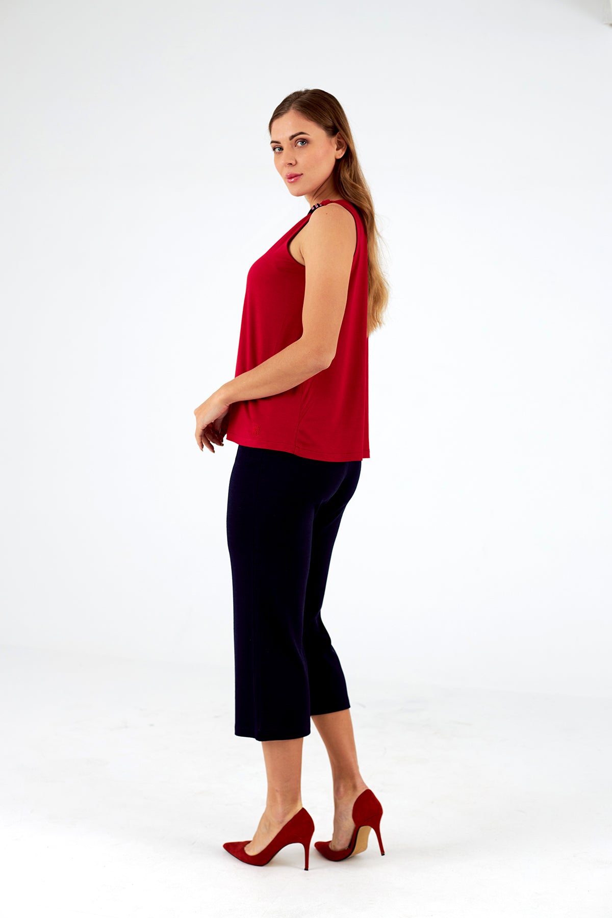 Top de mujer con cuello pico y tirantes