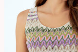 Top de mujer con cuello pico y tirantes