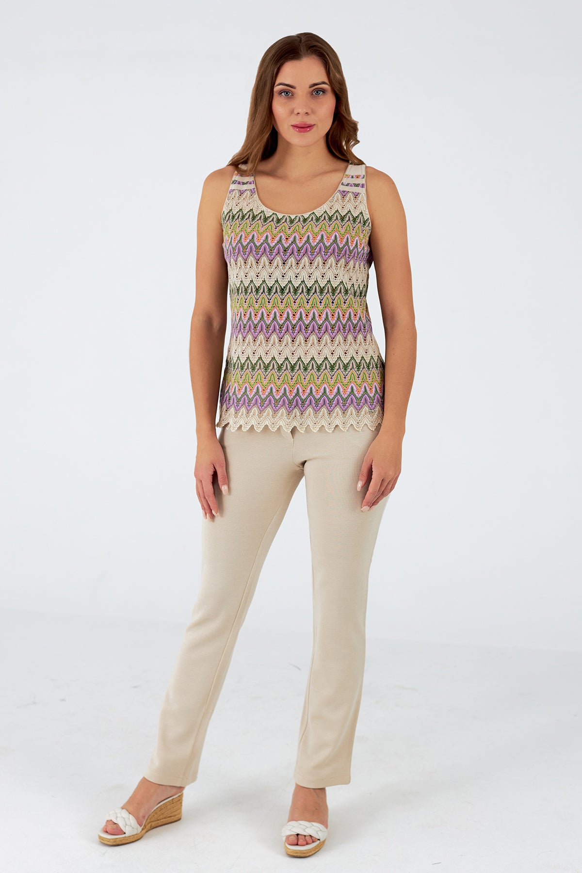 Top de mujer con cuello pico y tirantes